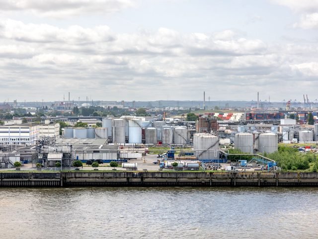 THE IMPACT OF ROTTERDAM CONVENTION CHEMICAL TRADE RESTRICTIONS ENVIRONMENT ON INDUSTRY